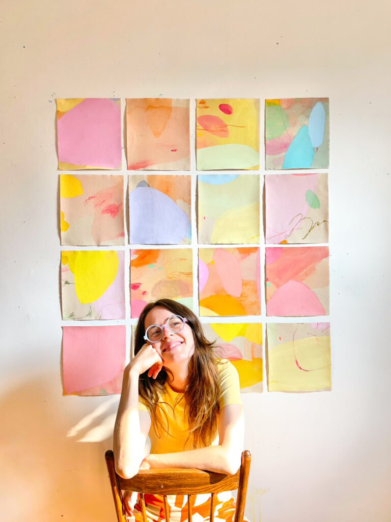 Manon Creusot devant les mosaïques